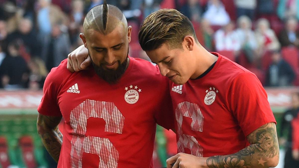 James Rodríguez junto a Arturo Vidal celebrando el título de Bayern Múnich en la Bundesliga 2017/2018