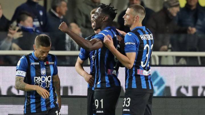 Duván Zapata celebra con sus compañeros el gol ante Udiense por la Serie A