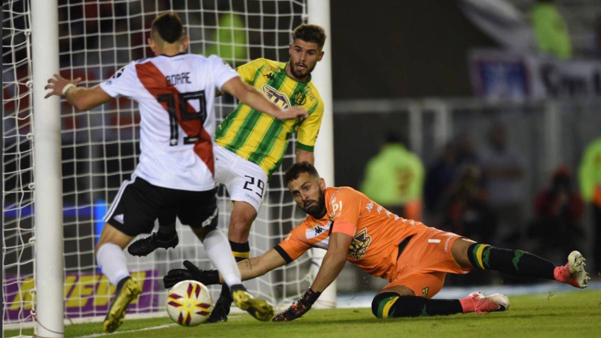 Rafael Santos Borré marca en el encuentro entre River Plate y Aldosivi por los octavos de final de la Copa de la Superliga Argentina en el Monumental