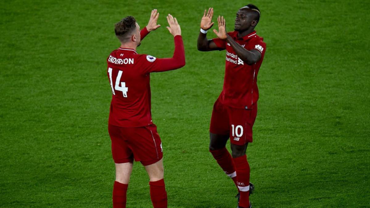 Henderson y Mané celebran un gol.