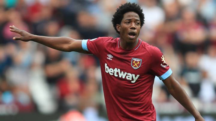 Carlos Sánchez en un partido con el West Ham por Premier League.