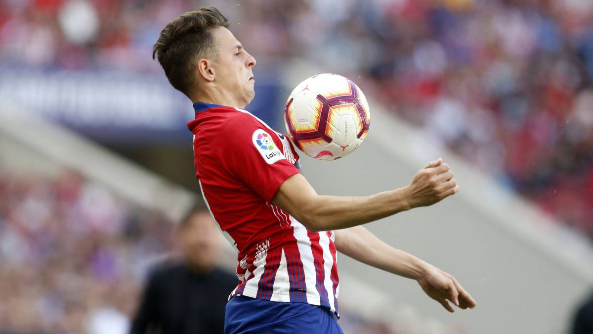 Santiago Arias controla un balón en el partido ante Valladolid por Liga