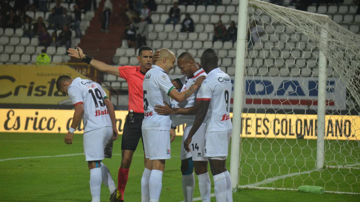 Jugadores del Once Caldas festejando un gol.
