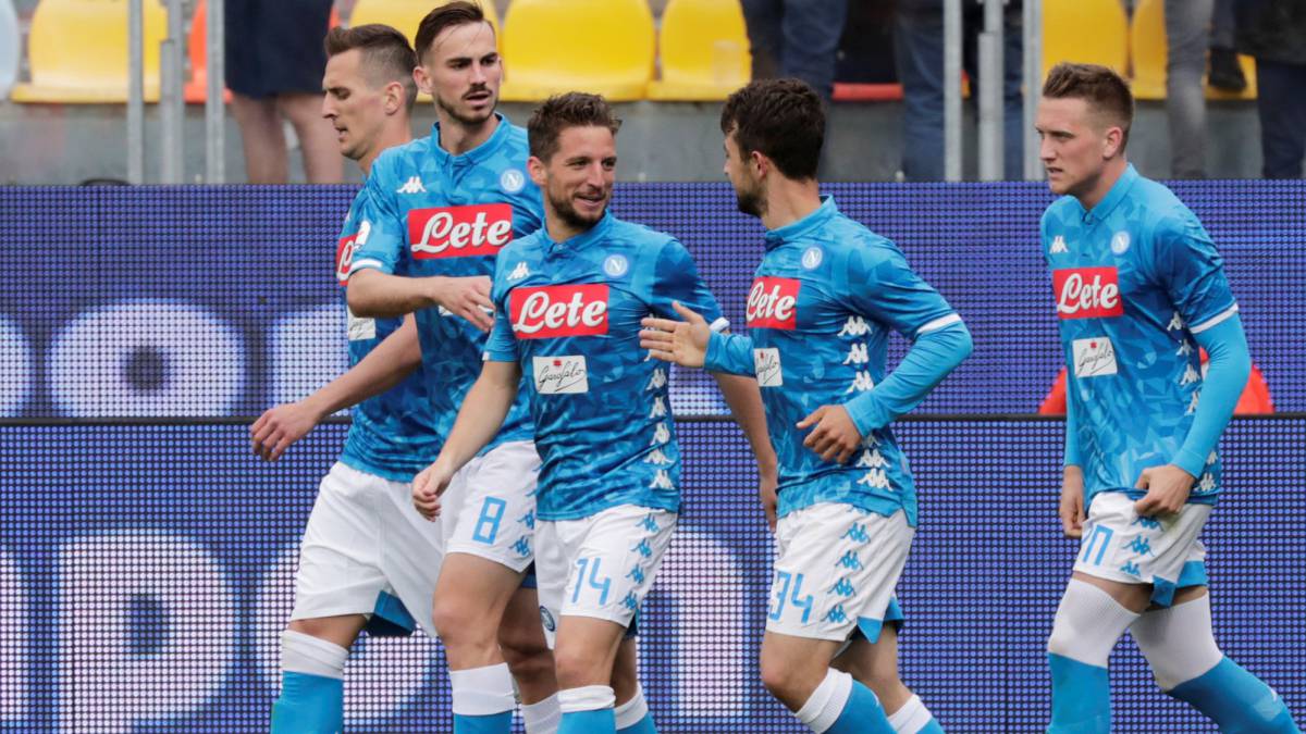 Jugadores del Napoli celebran gol ante el Frosinone.