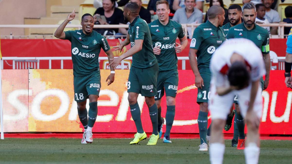 Golovin se lamenta tras el tercer gol del Saint-Éttiene