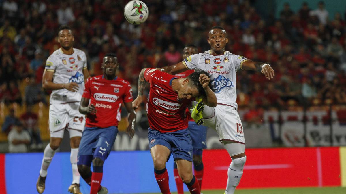Germán Cano disputa la pelota con Castrillón.