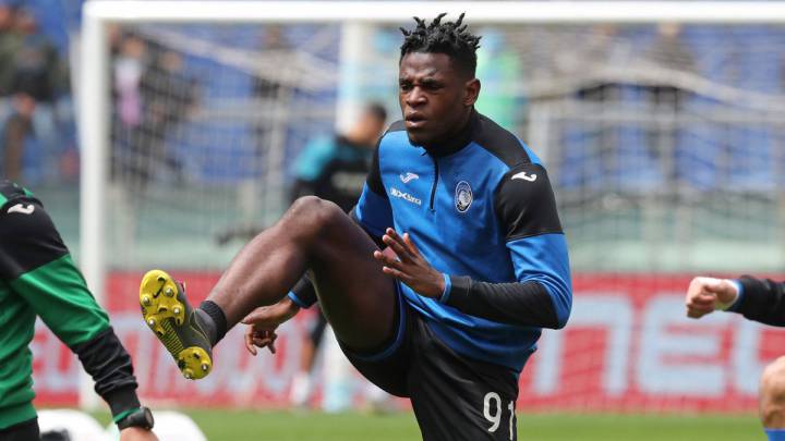 Duván Zapata durante un calentamiento previo al partido entre Atalanta y Lazio por la Serie A
