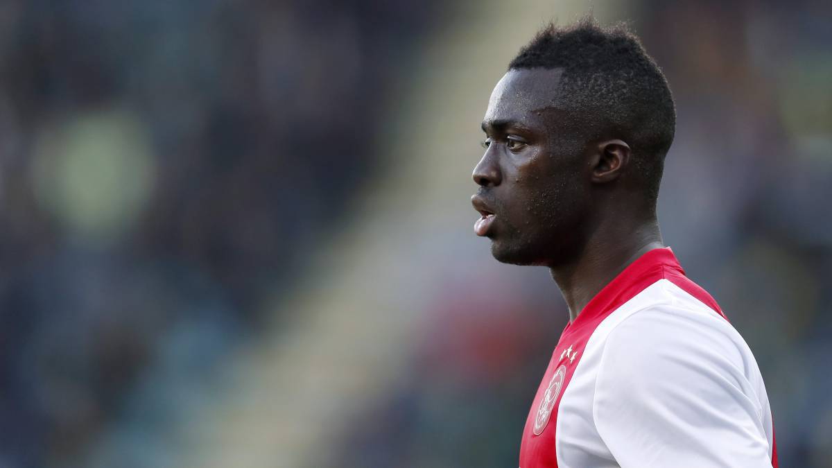 Dávinson Sánchez con la camiseta del Ajax en el Amsterdam Arena, estadio que visitará este miércoles con el Tottenham por las semifinales de la Champions League