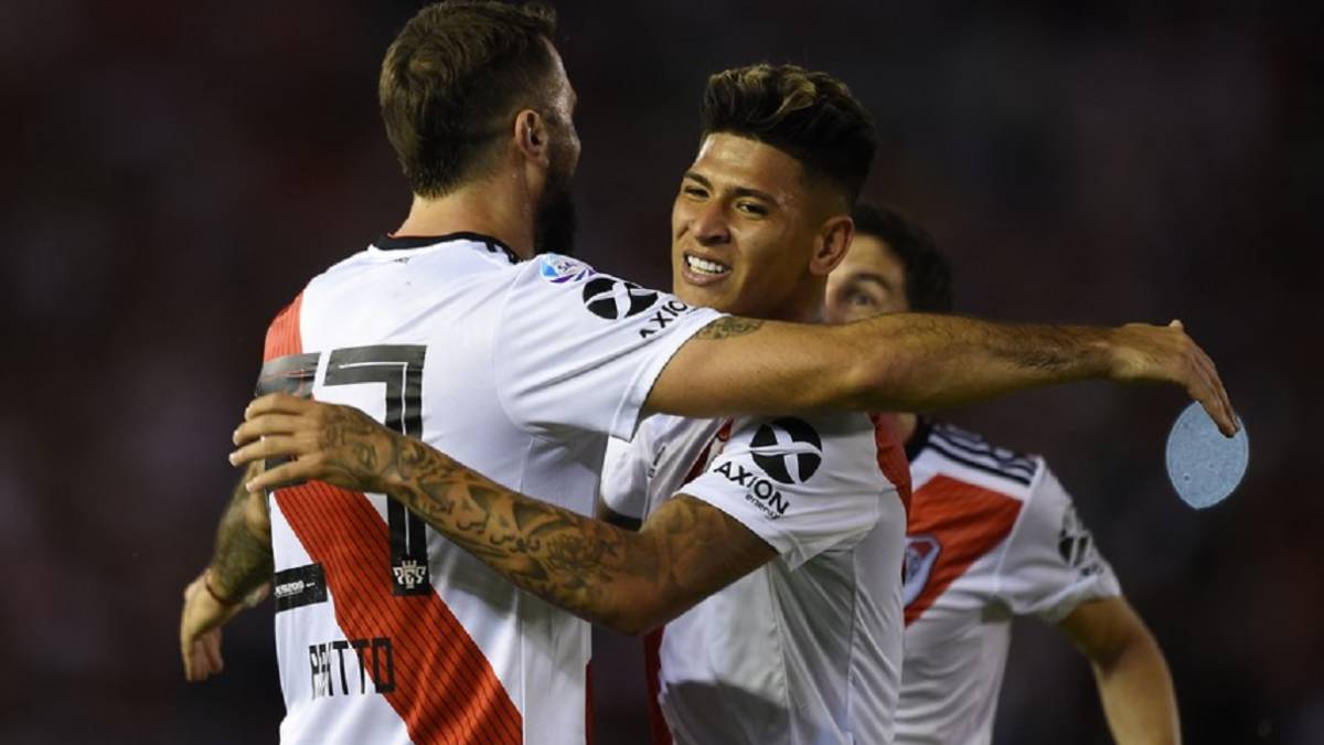 Jorge Carrascal y Lucas Pratto en un partido de River Plate