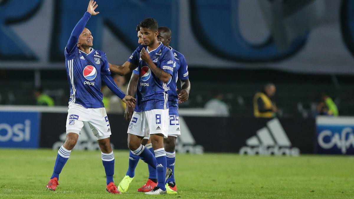 Juan David Pérez, César Carillo, Eliser Quiñónes y Roberto Ovelar festeja un gol
