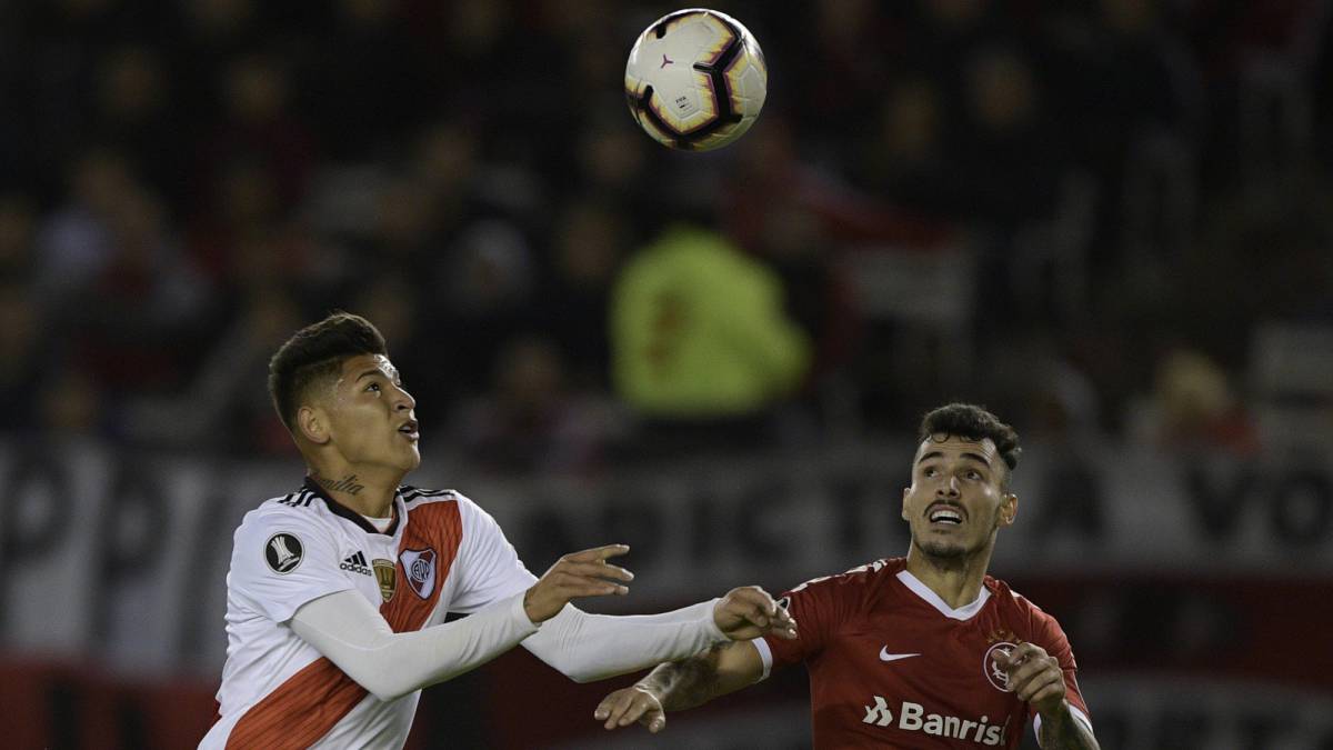 Jorge Carrascal disputa un balón ante el defensor Zeca en el partido de River ante Internacional.
