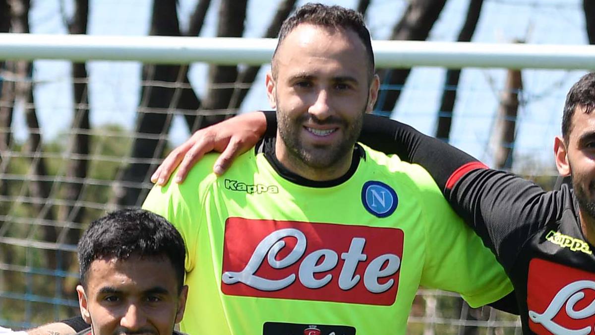 David Ospina comparte con sus compañeros de Napolio durante un entrenamiento