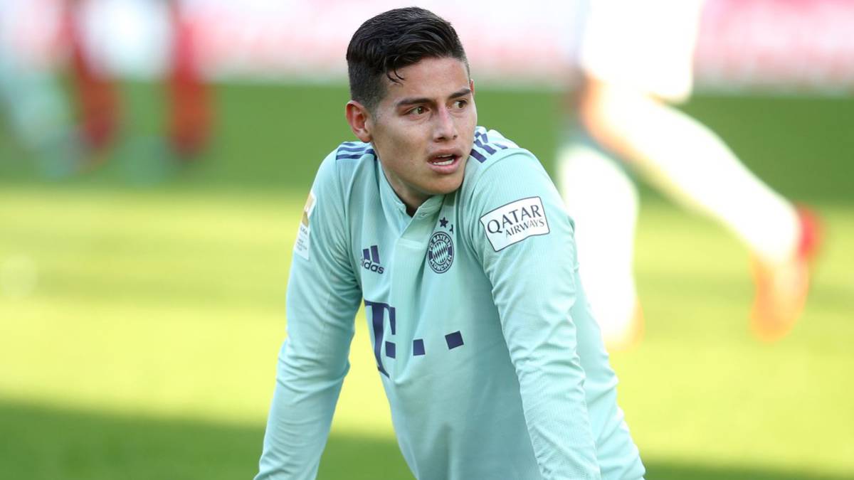 James Rodríguez, arrodillado en el césped durante un partido de Bayern Múnich