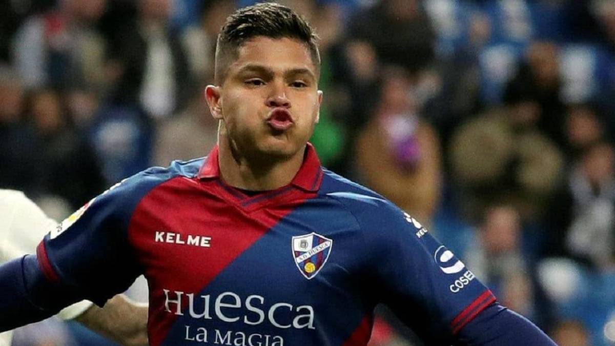 Juan Camilo Hernández celebra un gol con el Huesca en la Liga de España