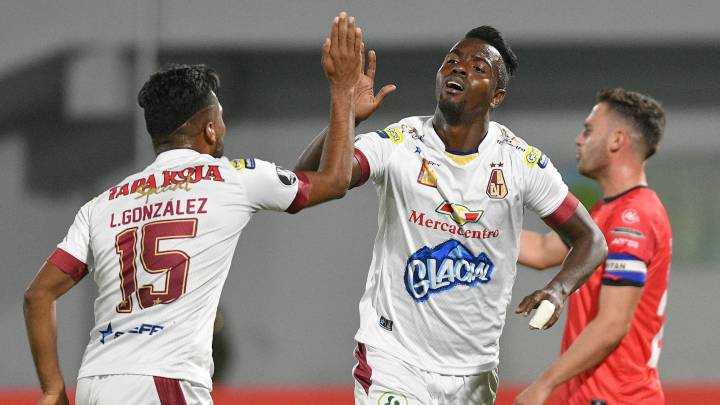 Deportes Tolima derrotó a Wilstermann con goles de Alex Castro y Marco Pérez.
