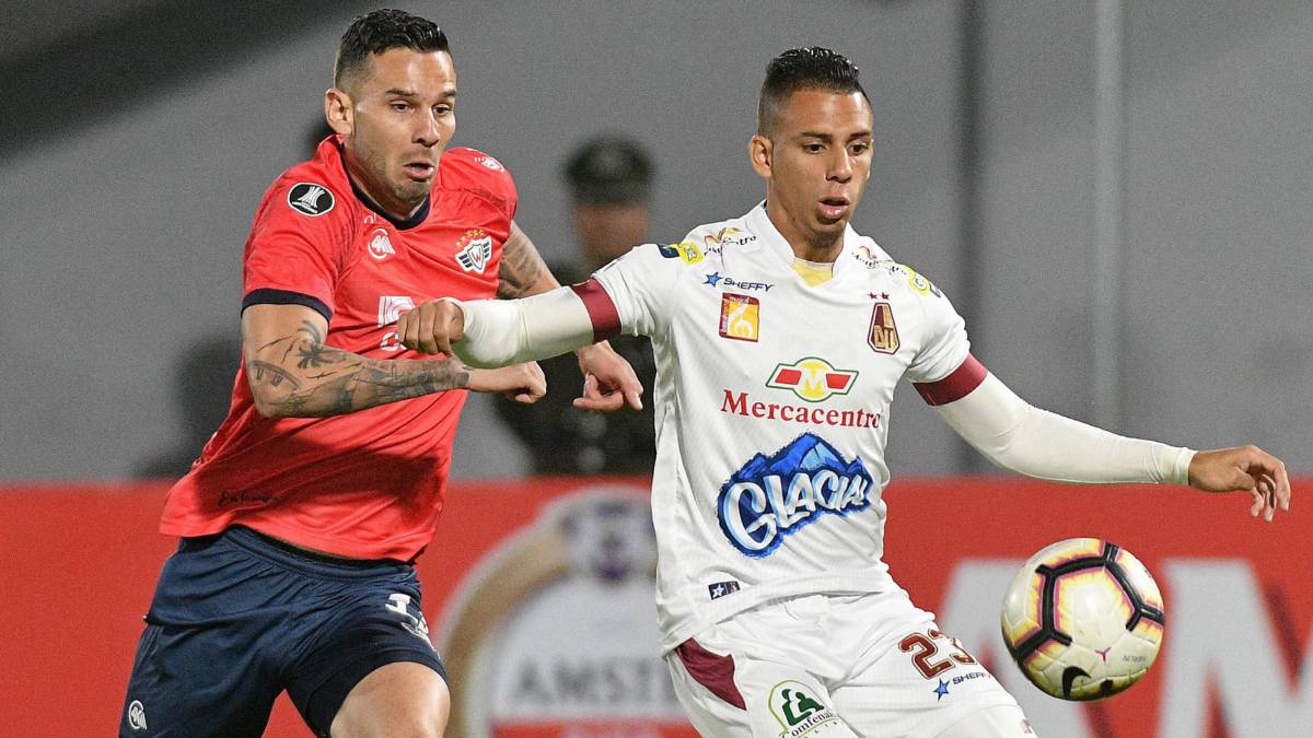 Alex Castro, delantero de Tolima, ante Jorge Wilstermann en la última fecha de Libertadores