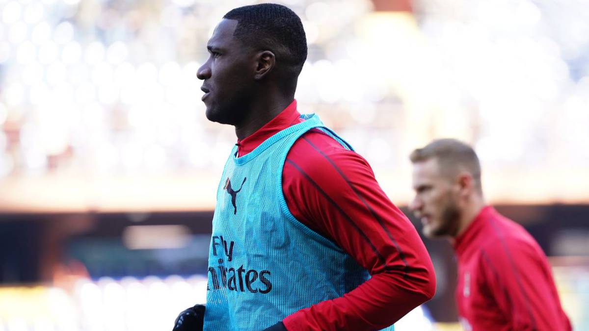 Cristian Zapata en un calentamiento con el Milan de Italia