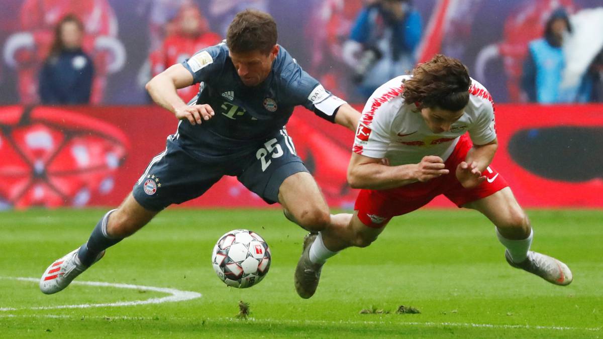 Muller pelea la pelota con un defensor del Leipzig.