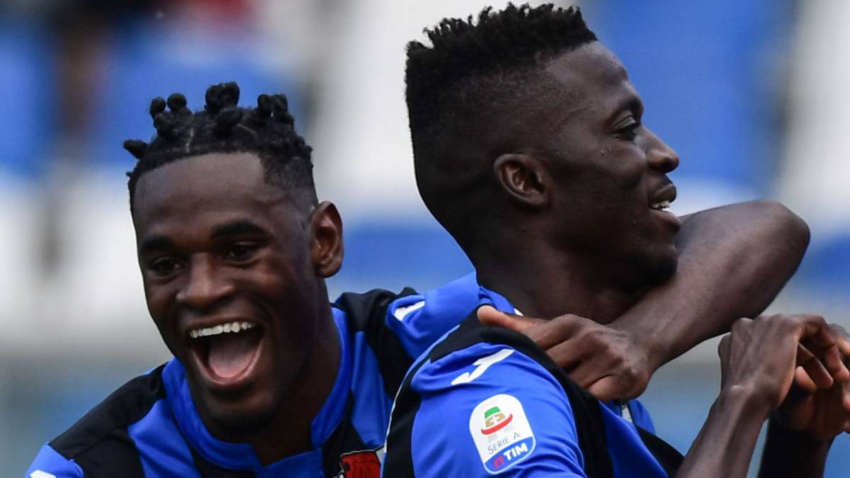 Duván Zapata celebra junto a Barrow el gol de Atalanta ante Genoa por la Serie A