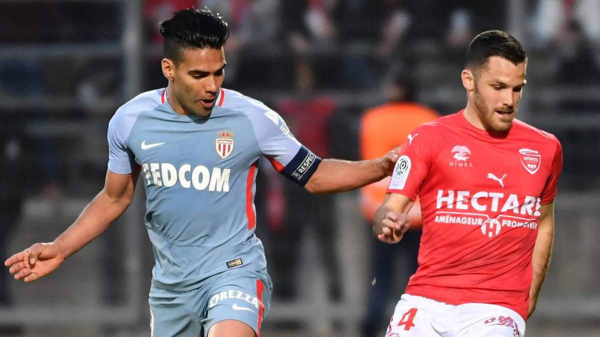 Falcao García pelea un balón con un jugador del Nimes.