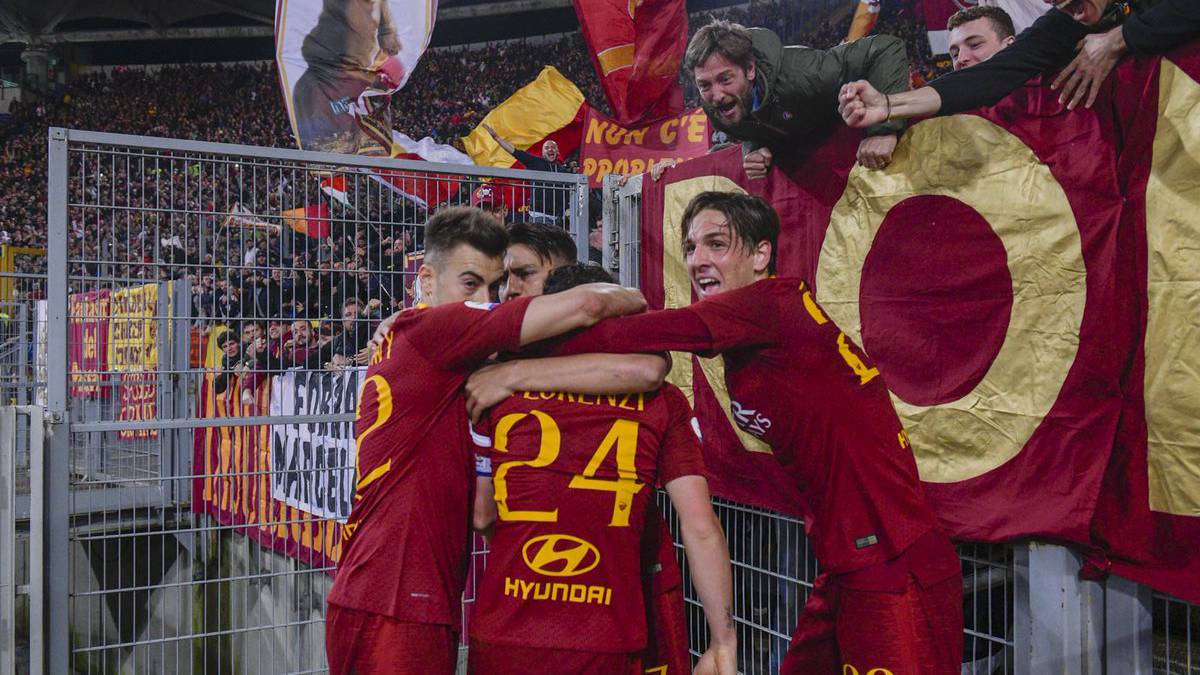 Los jugadores de la Roma celebran la anotación ante Juventus.