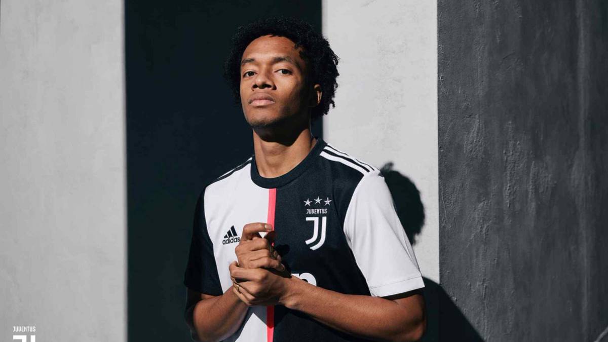 Juan Guillermo Cuadrado fue una de las figuras junto a Cristiano Ronaldo, Pjanic, Betancur y Dybala para lucir la nueva indumentaria de la Juventus