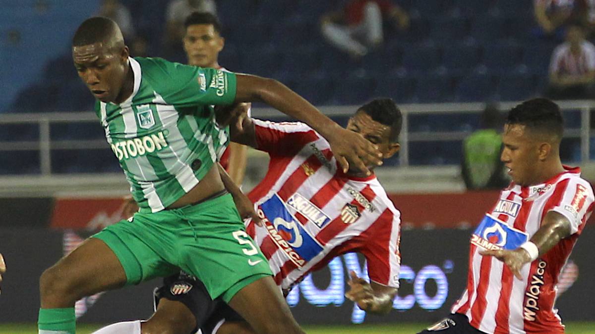 Andrés Perea con la pelota en el partido entre Junior y Nacional por la primera fecha de los cuadrangulares de la Liga Águila