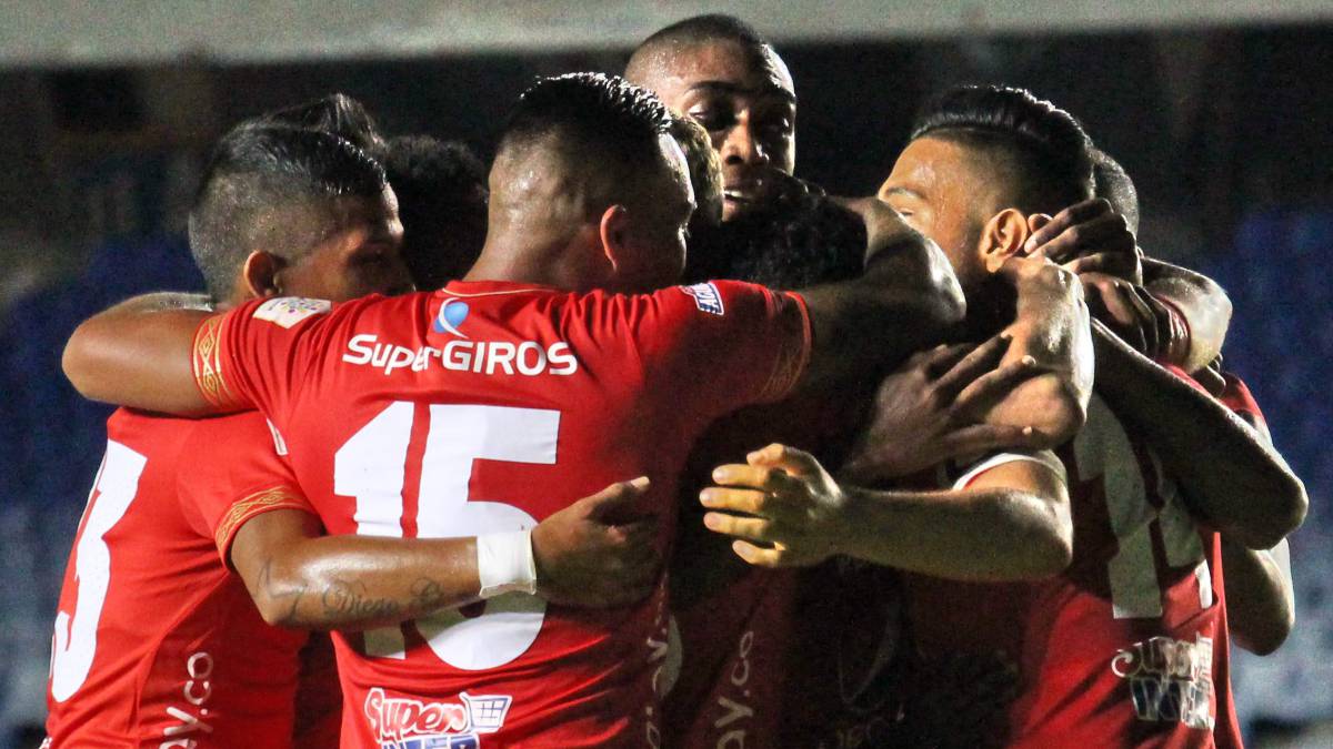 Jugadores de América de Cali celebran un gol en la Liga Águila