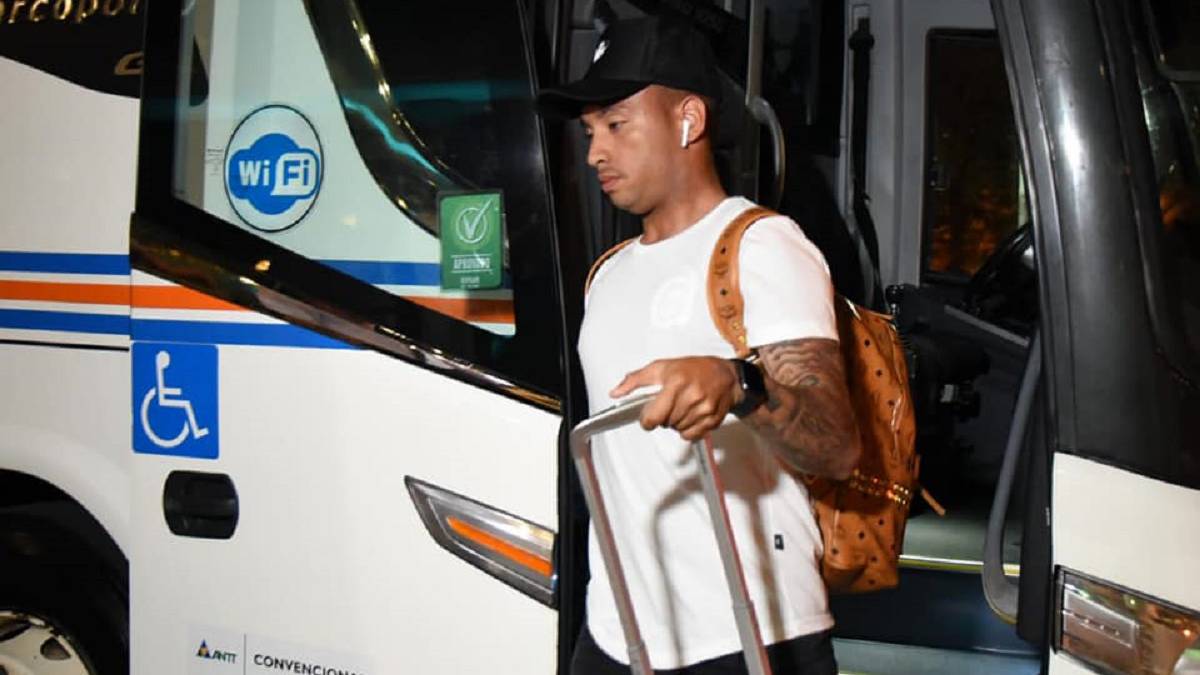 Jarlan Barrera, jugador de Rosario Central, llega a un estadio con el plantel