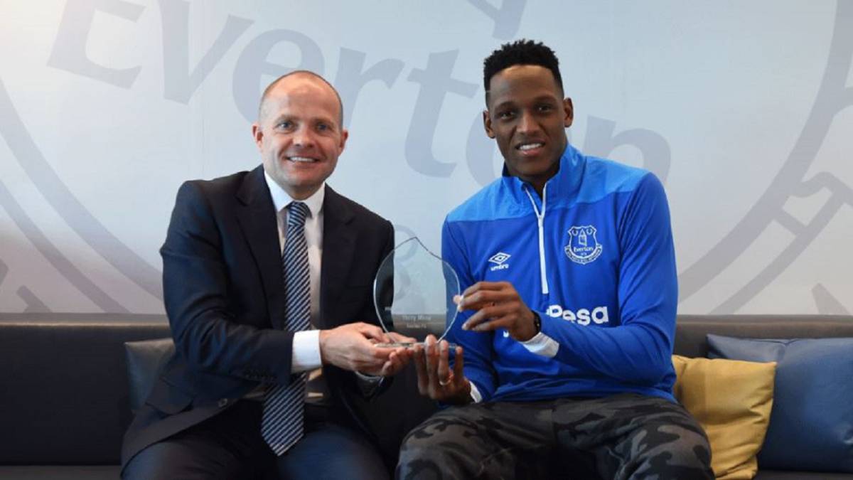 Yerry Mina recibe el premio de la PFA por campeón comunitario del Everton en la temporada 2018/2019