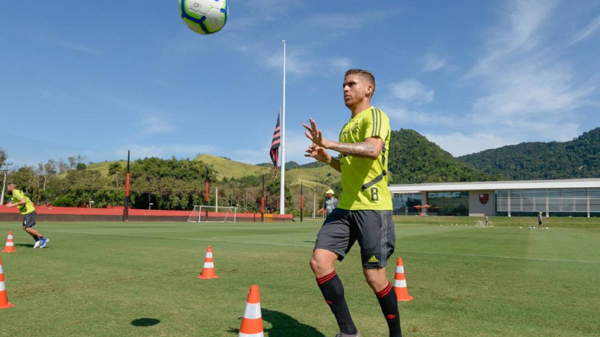 Gustavo Cuéllar niega ofertas de clubes del exterior para irse de Flamengo.