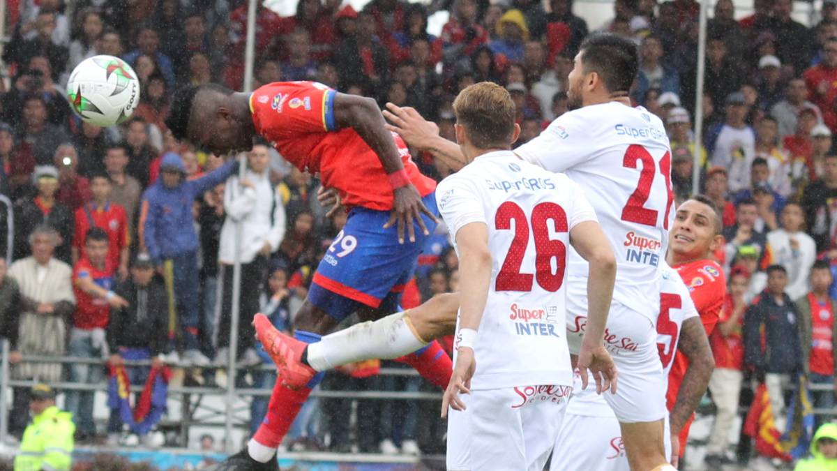 Disputa por la pelota en el aire entre los jugadore de Pasto y América.