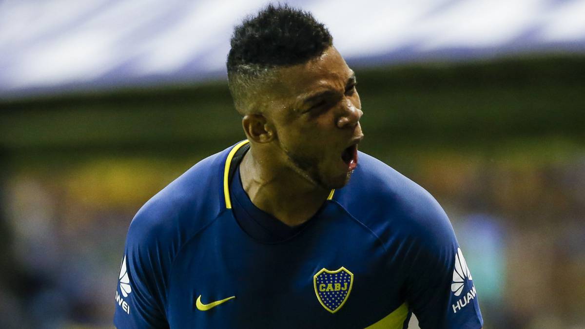 Frank Fabra en un partido de Boca Juniors