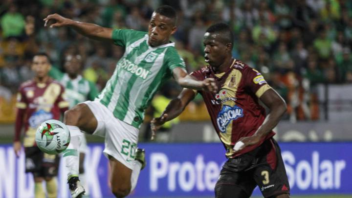 Lucumí intenta controlar un balón en el partido entre Nacional entre Tolima por los cuadrangulares de la Liga Águila