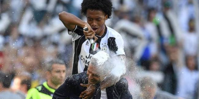 Massimiliano Allegri y Juan Guillermo Cuadrado en la Juventus