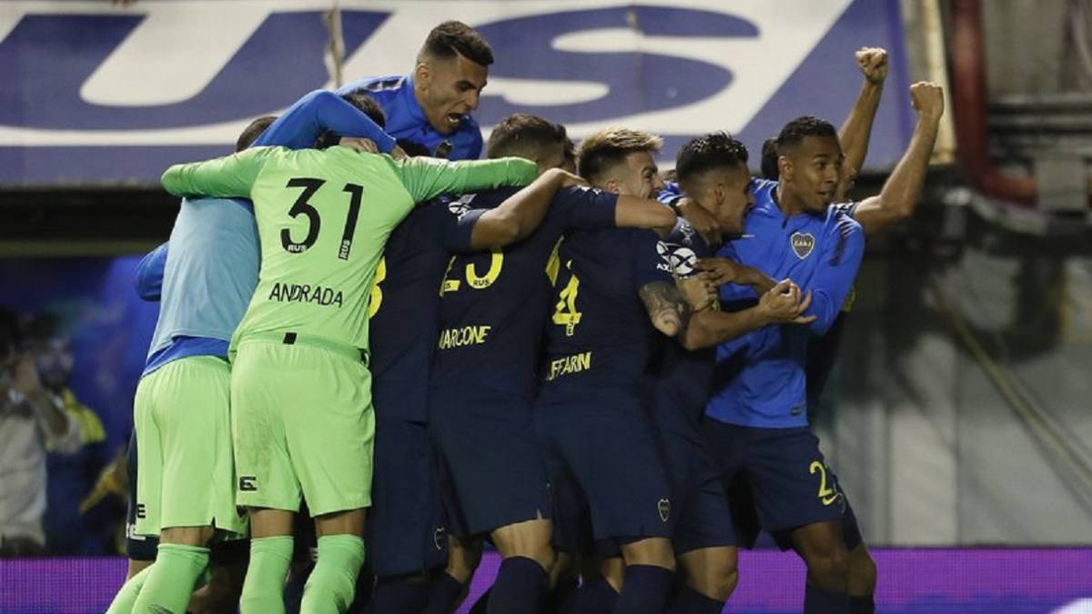 Frank Fabra anota su penal en el triunfo de Boca Juniors sobre Vélez Sarsfield.