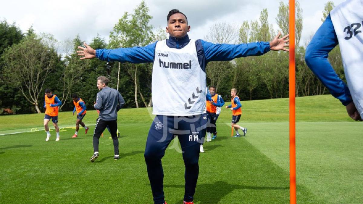Alfredo Morelos en un entrenamiento con el Rangers.