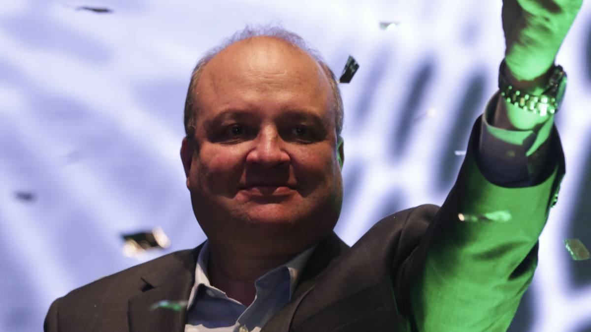 Jorge Enrique Vélez, presidente de la Dimayor, presentando el balón de la Liga Águila