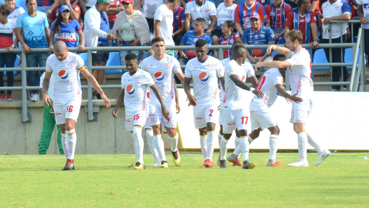 Jugadores de América celebran un gol ante Unión.