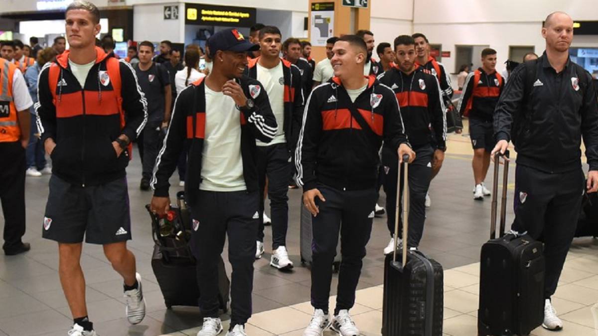 Juan Fernando Quintero, en la delegación de River Plate para la Recopa Sudamericana.