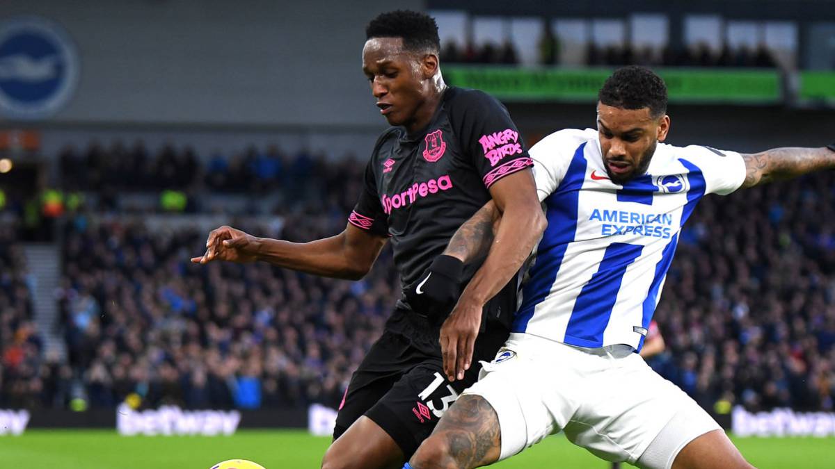 Yerry Mina en un partido de Everton ante Brighton por Premier League