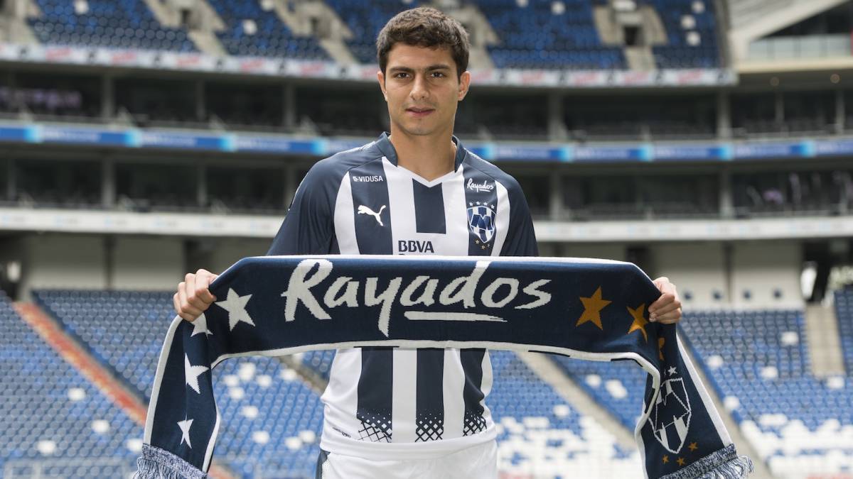 Stefan Medina durante la presentación en Rayados de Monterrey