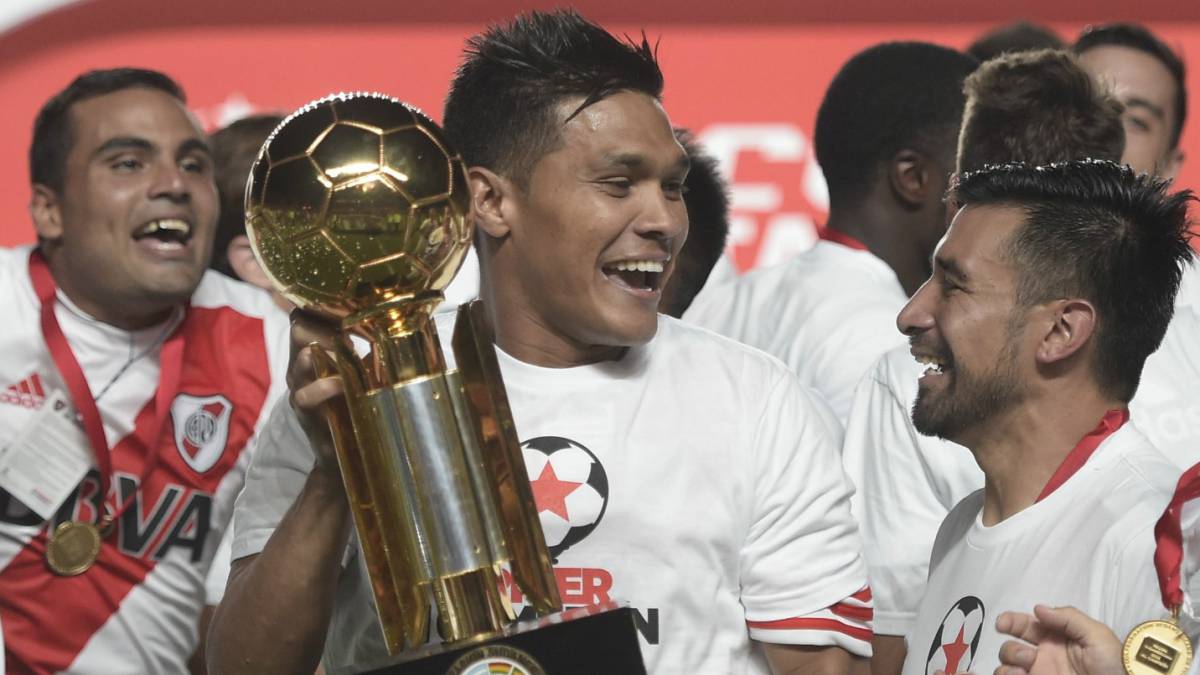 Teófilo Gutiérrez con el trofeo de la Recopa Sudamericana en 2015