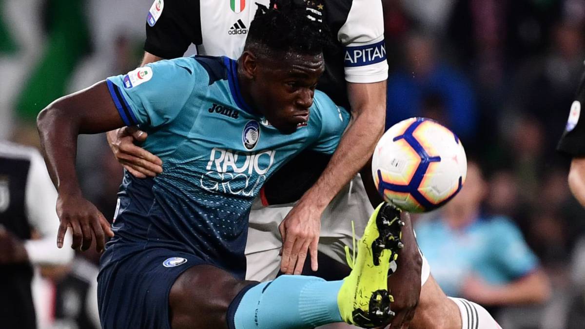 Duván Zapata ante Andrea Barzagli