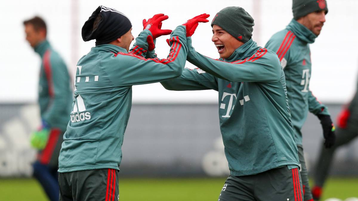 James Rodríguez en un entrenamiento con Rafinha