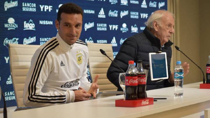 Lionel Scaloni y César Luis Menotti en rueda de prensa en la AFA