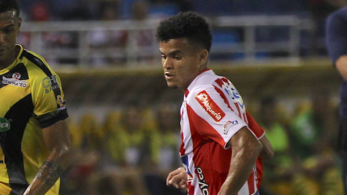 Luis Díaz, con jugador en partido por la Liga Águila