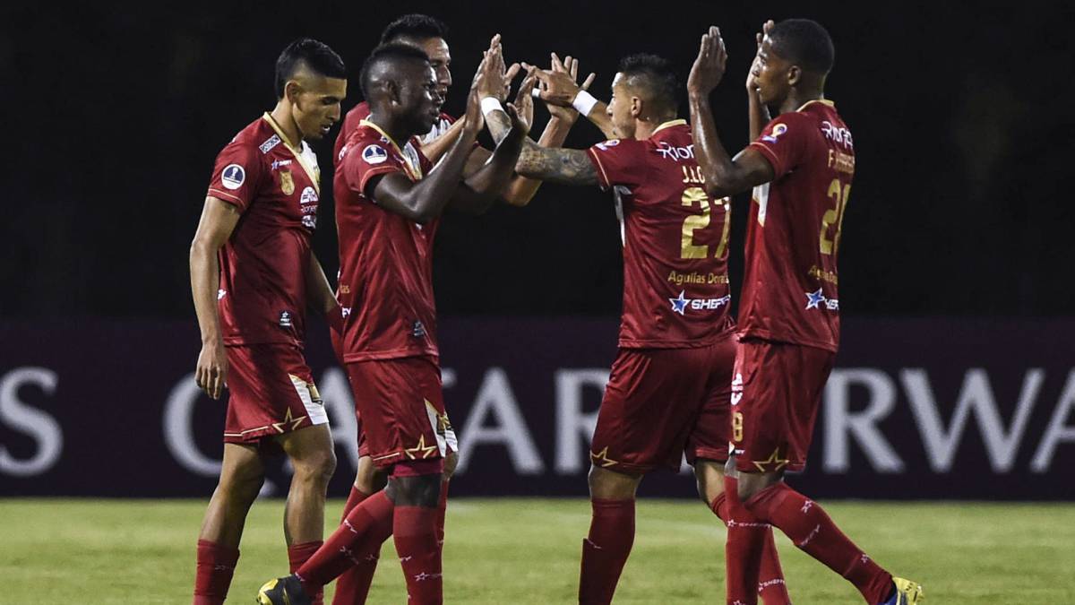 Rionegro Águilas venció 3-2 a Independiente de Avellaneda en el estadio Alberto Grisales. Deberá empatar en Argentina para clasificar a la siguiente fase.
