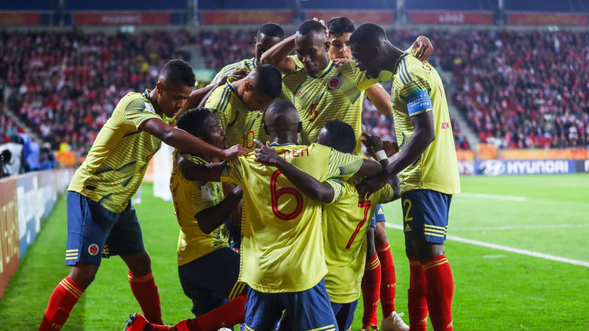 Los jugadores de la Selección Colombia Sub 20 celebran el gol de Iván Angulo en el primer partido ante Polonia en el Mundial