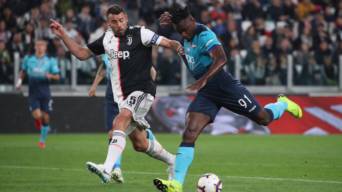 Duván Zapata en el partido entre Atalanta y Juventus por la Serie A